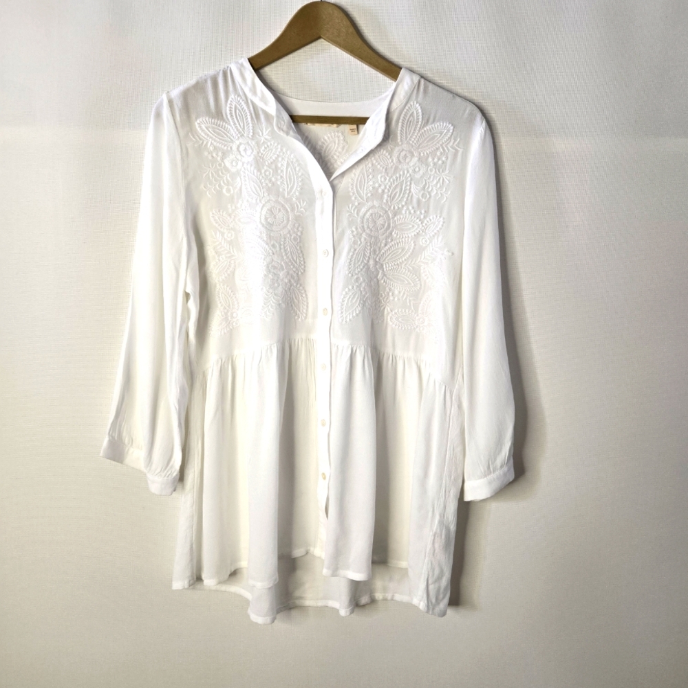Soft Surroundonds Women Size M  White Embroidered Boho Button Front Tunic Blouse